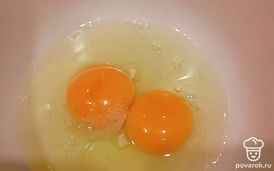 В миску разбейте два яйца.