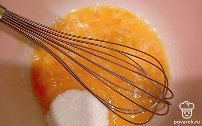 Добавьте соль, сахар. Взбейте все венчиком до однородной массы.
