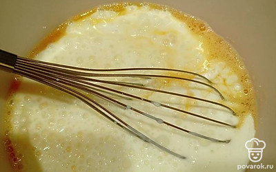 Влейте кефир и перемешайте.