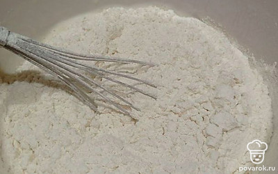 Добавьте просеянную муку. Хорошо перемешайте до однородной массы, чтобы не было комочков.