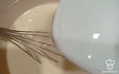 Влейте кипяток тонкой струйкой и сразу перемешайте.