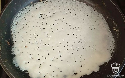 Смажьте разогретую сковороду каплей масла, обжарьте блинчики до золотистого цвета с обеих сторон.