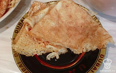 Подайте блинчики горячими со сгущенным молоком, карамелью, джемом, сметанкой. Приятного чаепития!