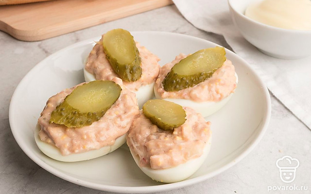 Фаршированные яйца с печеночным паштетом — Рецепт с фото