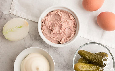 Подготовьте все ингредиенты. Заранее отварите яйца и очистите репчатый лук.