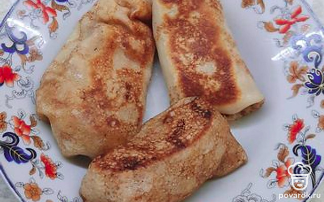 Блины с начинкой из сочной куриной грудки с луком — Рецепт с фото