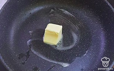 В сковороду положите кусочек сливочного масла. 