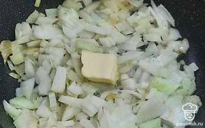 Нарежьте лук, выложите в сковородку. 