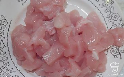 Нарежьте куриную грудку. 