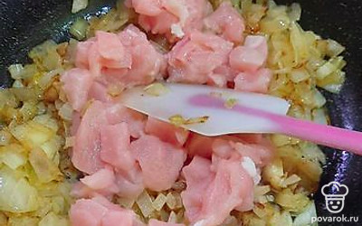 Выложите курицу на сковороду. 