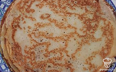 Достаньте из упаковки или напеките сами блины. 