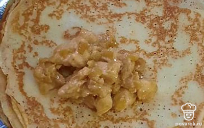 На блин выложите начинку. 