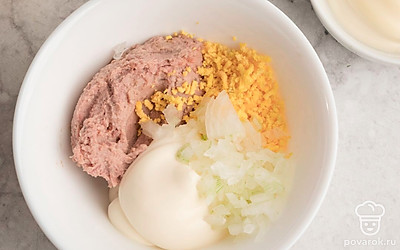 Репчатый лук нарежьте небольшими кубиками. В подходящую емкость выложите желтки, печеночный паштет и репчатый лук. Добавьте майонез и смешайте до однородной массы.