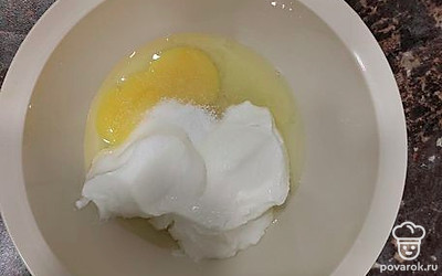 Всыпьте муку и соду.