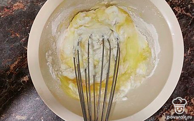 Взбейте смесь венчиком до однородности.