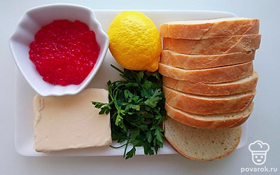 Нарезной батон положите на тарелку с лимоном и маслом, икру поместите в пиалу.