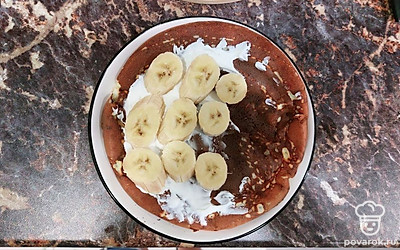 Готовый блин можно подать с греческим йогуртом и любимыми фруктами.