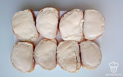 Намажьте ломтики хлеба сливочным маслом, затем на намазанный ломтик хлеба выложите красную икру. Нарежьте лимон на дольки и поставьте сверху красную икру.