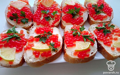 Бутерброды разместите на тарелке и посыпьте их зеленью.