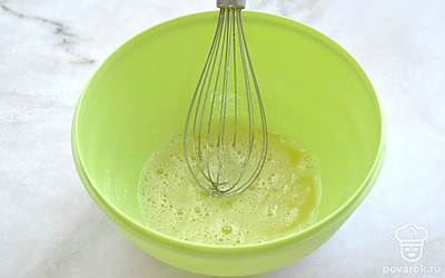 Разбейте в миску куриное яйцо, всыпьте к нему сахар и соль. Перемешайте ингредиенты венчиком. 