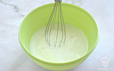 В яичную смесь влейте молоко и снова перемешайте. 