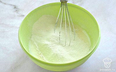 В состав, который у нас получился, просейте пшеничную муку и хорошо перемешайте ингредиенты до получения однородного нежного теста. 