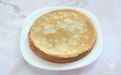 Прогрейте поверхность сковороды, смазанную растительным маслом. Жарьте блинчики по 1 минуте с каждой стороны. Из предложенного количества ингредиентов получается 9 небольших тонких блинчиков. 