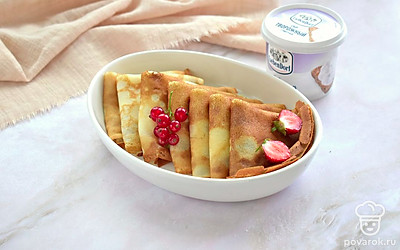 Блины с творожной начинкой получились вкусными, сладкими, ароматными. Подавайте такое блюдо в качестве десерта с любимым напитком. Приятного аппетита!