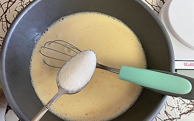 Добавьте сахар, щепотку соли и еще раз тщательно перемешайте.