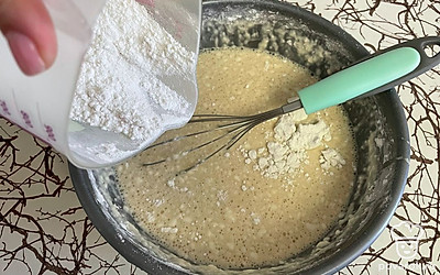 Всыпьте муку, перемешайте до однородной консистенции.