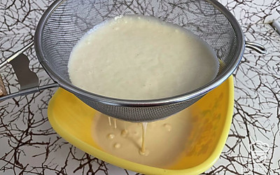 Получившуюся смесь просейте через мелкое сито, чтобы убрать возможные комочки.