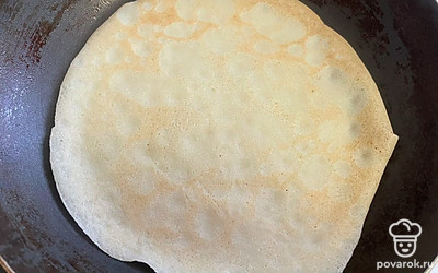 Разогрейте сковороду, влейте по периметру смесь.