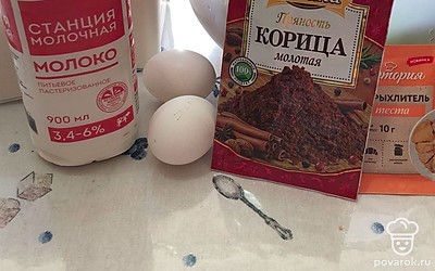 Подготовьте все ингредиенты. Возьмите жирное молоко. Сахар в тесто не добавляйте. Достаточно будет сладкой начинки.