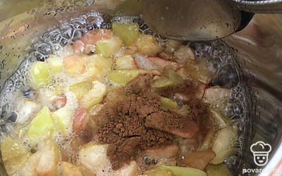 Через 10 минут яблоки станут мягкими и равномерно рыхлыми. Добавьте корицу по вкусу. Если не любите эту специю, можно не добавлять. Выключите плиту.