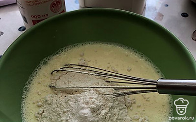 Добавьте 100 граммов муки с разрыхлителем. 