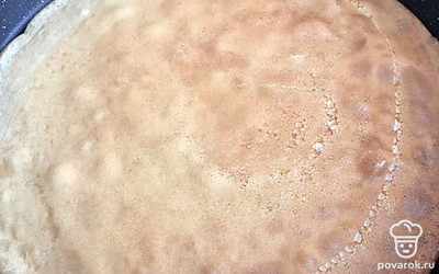 Тесто тщательно перемешайте. Жарьте блины на плоской сковороде. Перед первым блинчиком влейте пару капель растительного масла. Добавлять его не нужно.