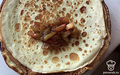 Готовые блинчики переверните. Выложите пару чайных ложек начинки.