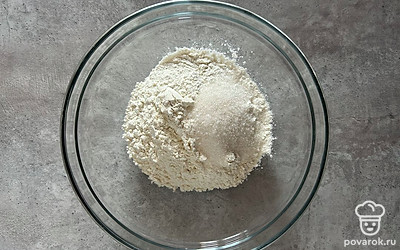 Смешайте муку, сахар, соль и ванилин.