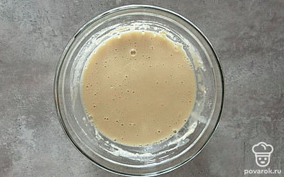 Добавьте оставшиеся 100 миллилитров воды, перемешайте и оставьте на 15-20 минут.