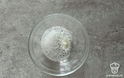 Соду погасите соком лимона, добавьте к тесту.