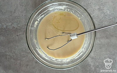 Добавьте растительное масло и перемешайте.