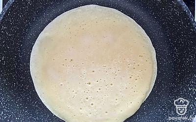 Выпекайте блины с двух сторон на среднем огне (примерно 2 минуты с каждой стороны).