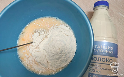 Добавьте рисовую муку, хорошо перемешайте, затем добавьте растительное масло. Выпекайте на смазанной маслом и хорошо разогретой сковороде с обеих сторон до румяности.