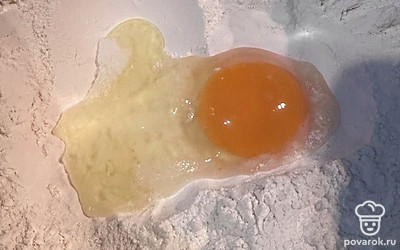 В глубокую чашу всыпьте муку, вбейте яйцо, добавьте соду.