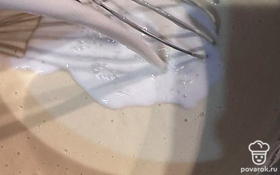 Влейте молоко и перемешайте.