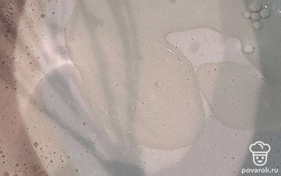 Влейте растительное масло и тщательно перемешайте.