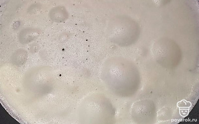 Выпекайте блины на разогретой сковороде (на среднем огне). Вылейте на сковороду тесто. Жарьте 4 минуты с одной стороны и 2 минуты с другой.