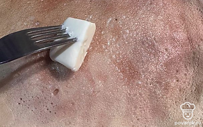 Готовые блины смажьте сливочным маслом.