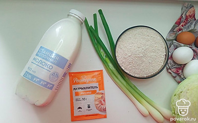 Подготовьте все ингредиенты. 3 яйца залейте водой и отварите в течение 15 минут. Лук и капусту помойте и просушите. Овсяные хлопья пробейте блендером в муку. Молоко подогрейте до теплого состояния.