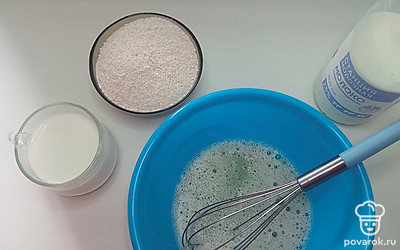 В глубокой миске соедините оставшиеся 2 яйца с сахаром и солью, взбейте венчиком до пышной пены.